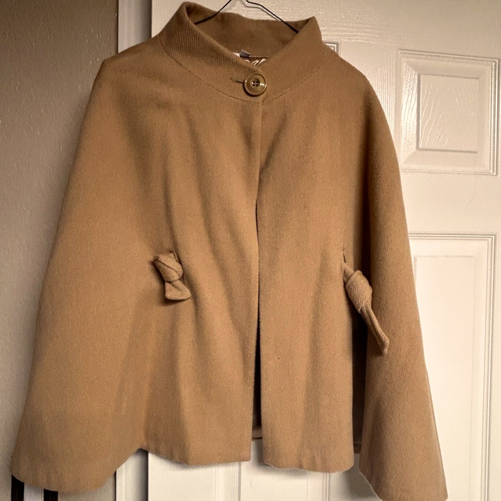 Ann Taylor Loft - Women’s M/L Beige cape with one button closure, No sleeves.